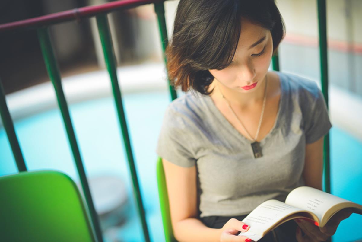 広島カープの本を読む女性